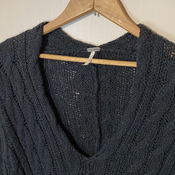 Free People cable knit oversized sweater size medium GUC! - Picture 4 of 4